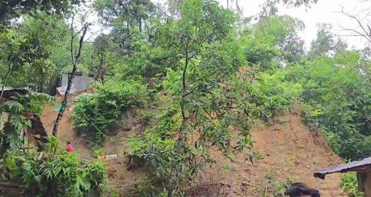 বান্দরবানে নামছে বন্যার পানি, ভাসছে ক্ষতচিহ্ণ